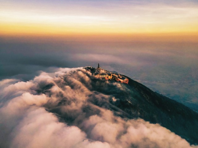 Núi Bà Đen (Tây Ninh) nhìn từ phía Hồ Dầu Tiếng. Ảnh: Lê Nhật Hưng Phát