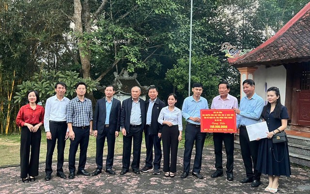 Các nhà tài trợ trao số tiền 160 triệu hỗ trợ tôn tạo một số hạng mục của Đền Cả (di tích lịch sử cấp tỉnh) - Đền thờ Uy Minh Vương Lý Nhật Quang (xã Sơn Trà, huyện Hương Sơn, Hà Tĩnh).