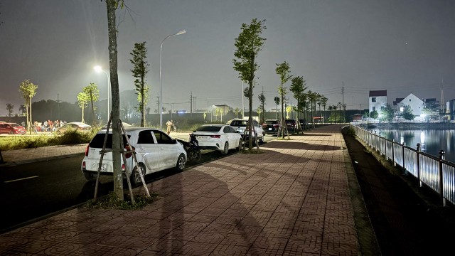 Ngay sau khi phiên đấu giá kết thúc, nhiều nhà đầu tư đã đến xem mảnh đất bản thân vừa đấu trúng. Ảnh: Thanh Vũ