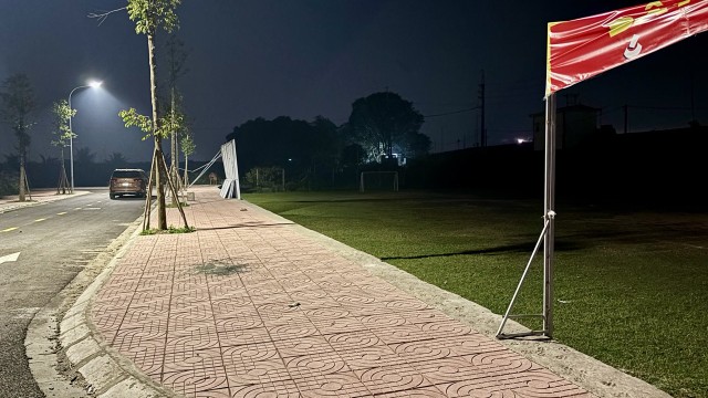 Sân bóng nằm cạnh các lô đất LK05. Ảnh: Thanh Vũ