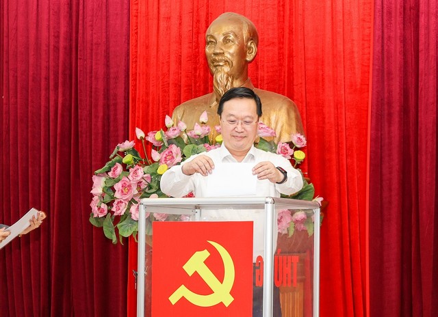 Ông Nguyễn Đức Trung được bầu làm Bí thư Tỉnh uỷ Nghệ An với số phiếu tín nhiệm là 100%, ảnh: Nghean.gov. Ông Nguyễn Đức Trung được bầu làm Bí thư Tỉnh uỷ Nghệ An với số phiếu tín nhiệm là 100%, ảnh: Nghean.gov.