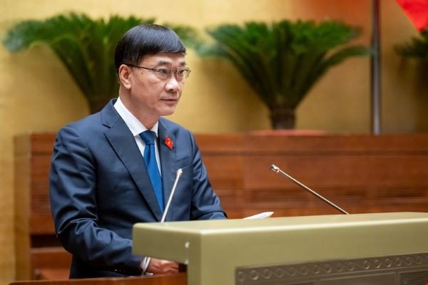 Chủ nhiệm Ủy ban Kinh tế Vũ Hồng Thanh đọc báo cáo thẩm tra. Ảnh: Duy Linh