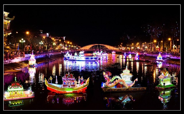 Lễ thả đèn nước (Lôiprotip) trên sông Mapero (TP. Sóc Trăng) diễn ra trong đêm Lễ hội Óoc Om Bóc