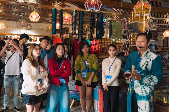 Ông Võ Văn Tài, Giám đốc khu Làng nghề Thổ cẩm Lan Hương tại Sa Pa, một trong 130 đơn vị kinh doanh chương trình kích cầu cho biết, các gói kích cầu đều nhằm mong tất cả các khách hàng đều có thể chạm đến được những nét đặc sắc nhất của Sa Pa.