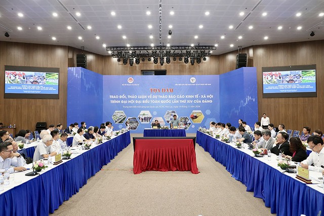 Tọa đàm “Trao đổi, thảo luận về dự thảo Báo cáo Kinh tế - Xã hội trình Đại hội Đại biểu toàn quốc lần thứ XIV của Đảng”. Ảnh: Đức Trung