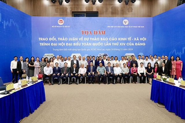 Các đại biểu tham dự Tọa đàm chụp ảnh kỷ niệm. Ảnh: Đức Trung