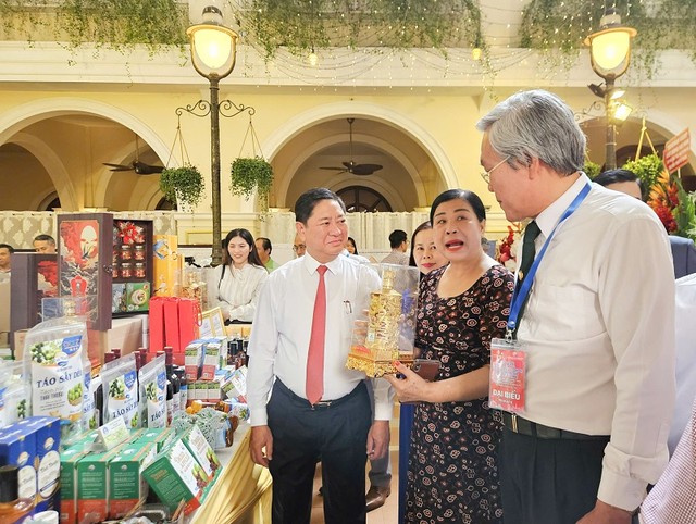 Doanh nghiệp giới thiệu các mặt hàng nông sản xuất tại Ninh Thuận với đại biểu tham dự hội nghị