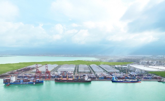 Cảng Chu Lai tiếp nhận các tàu quốc tế cập cảng và làm hàng.