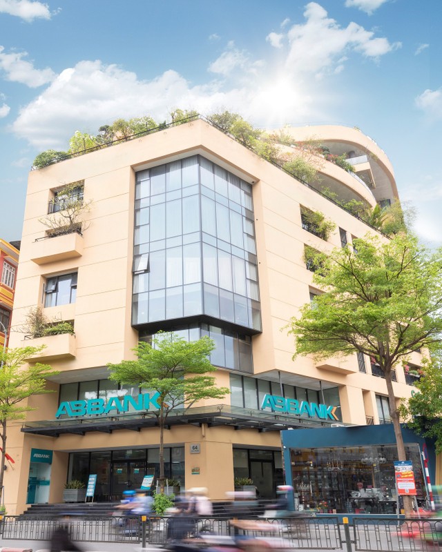 Với hơn 31 hoạt động, ABBANK luôn được đánh giá là một Ngân hàng uy tín, tận tâm và đáng tin cậy của hàng triệu Khách hàng, Đối tác và Nhà đầu tư trên toàn quốc