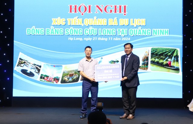 Tỉnh Trà Vinh ủng hộ tỉnh Quảng Ninh 500 triệu đồng khắc phục hậu quả cơn bão số 3. Ảnh: Hoàng Quỳnh