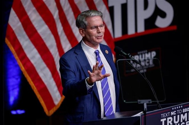 Ông Scott Bessent phát biểu trong cuộc vận động tranh cử của cựu Tổng thống Mỹ Donald Trump tại Asheville, Bắc Carolina, ngày 14/8/2024. Ảnh: REUTERS/TTXVN Ông Scott Bessent phát biểu trong cuộc vận động tranh cử của cựu Tổng thống Mỹ Donald Trump tại Asheville, Bắc Carolina, ngày 14/8/2024. Ảnh: REUTERS/TTXVN