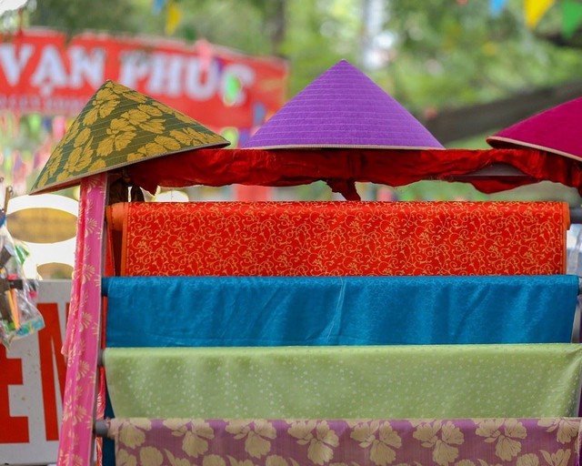 Tuần lễ Văn hóa - Du lịch - Thương mại làng nghề năm 2024 nhằm tôn vinh nghề dệt lụa Vạn Phúc, quảng bá sản phẩm lụa Vạn Phúc đa dạng, phong phú.