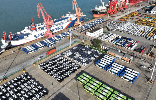 Ô tô và xe buýt do Trung Quốc sản xuất chuẩn bị xuất khẩu tại cảng Liên Vân, thành phố Liên Vân Cảng, Trung Quốc, vào ngày 31/10/2024. Ảnh: NurPhoto/Getty Images