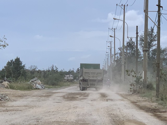 Một số tuyến đường ở Khu kinh tế Dung Quất đã xuống cấp cần được sớm sữa chữa, nâng cấp.