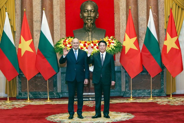 Chủ tịch nước Lương Cường và Tổng thống Rumen Radev chụp ảnh chung trước Hội đàm.