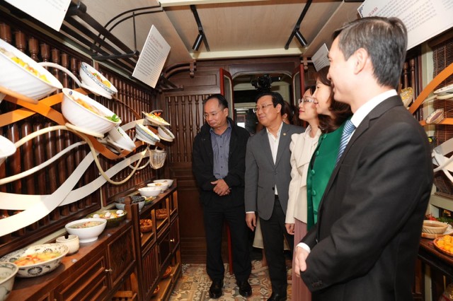 Các đại biểu tham quan không gian sự kiện. Các đại biểu tham quan không gian sự kiện.