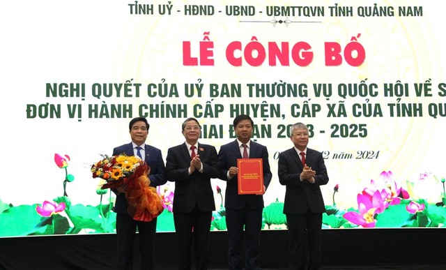 Phó Chủ tịch Quốc Hội Nguyễn Đức Hải trao Nghị quyết của Ủy ban Thường vụ Quốc hội về sắp xếp đơn vị hành chính cấp huyện, cấp xã của tỉnh Quảng Nam giai đoạn 2023 - 2025 cho lãnh đạo tỉnh Quảng Nam.