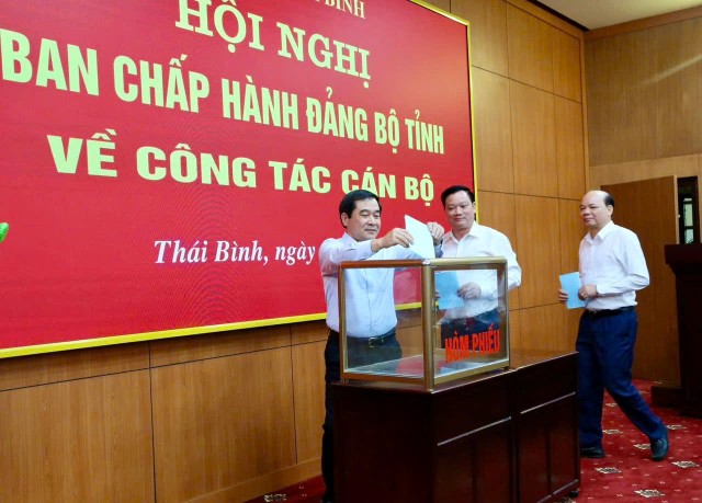 Các đại biểu thực hiện quy trình bầu Bí thư Tỉnh ủy Thái Bình nhiệm kỳ 2020 - 2025.