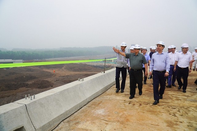 Thủ tướng Phạm Minh Chính kiểm tra tiến độ thi công tuyến đường kết nối từ Quốc lộ 51 vào Sân bay Long Thành - Ảnh: Lê Vinh