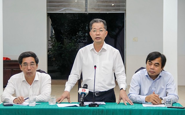 Bí thư Thành ủy Đà Nẵng Nguyễn Văn Quảng chỉ đạo xử lý các vướng mắc của Dự án Cải tạo, nâng cấp Quốc lộ 14B. Ảnh: Hồng Quân Bí thư Thành ủy Đà Nẵng Nguyễn Văn Quảng chỉ đạo xử lý các vướng mắc của Dự án Cải tạo, nâng cấp Quốc lộ 14B. Ảnh: Hồng Quân