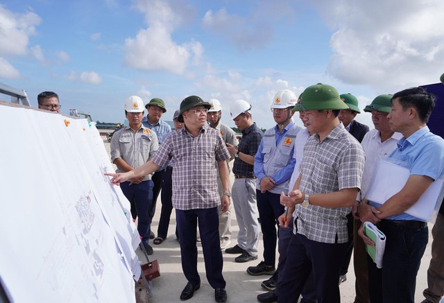 Phó chủ tịch UBND tỉnh Quảng Trị Lê Đức Tiến (chỉ tay sa bàn) trao đổi về tiến độ với đại diện nhà đầu tư.