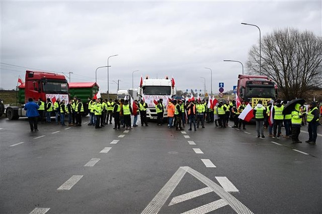 Nông dân Ba Lan biểu tình tại cửa khẩu Medyka ở biên giới Ba Lan - Ukraine phản đối khi đàm phán Hiệp định. Ảnh: PAP/TTXVN
