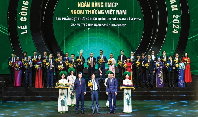 Đại diện Vietcombank, ông Lê Hoàng Tùng - Phó tổng giám đốc nhận biểu trưng vinh danh từ Ban tổ chức Chương trình Thương hiệu quốc gia
