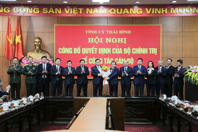 Ban Thường vụ Tỉnh ủy Thái Bình chúc mừng tân Bí thư Tỉnh ủy Nguyễn Khắc Thận