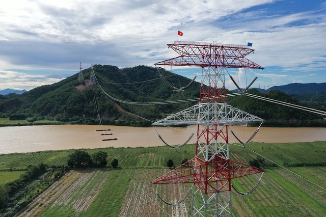 Đường dây 500 kV mạch 3 trải dài trên 9 tỉnh, có diện tích bồi thường giải phóng mặt bằng khoảng 183 ha, 5.248 hộ dân và 96 tổ chức.