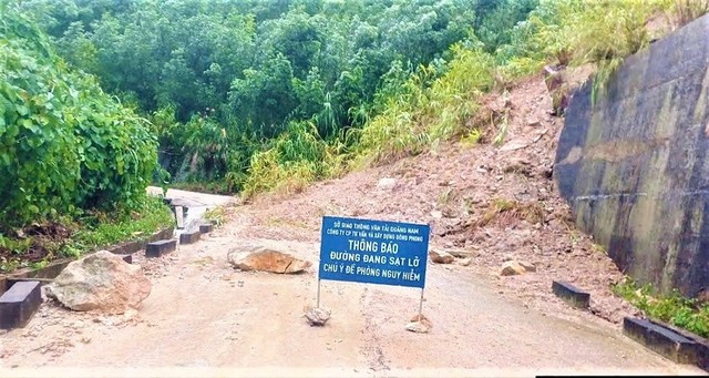 Quảng Ngãi có khoảng 160 điểm nguy cơ sạt lở đồi núi, 22 hồ chứa nước bị xuống cấp.
