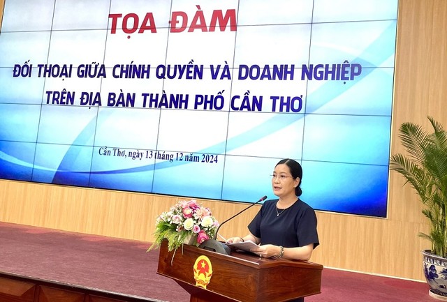 Bà Nguyễn Thị Kiều Duyên, Giám đốc Trung tâm Xúc tiến Đầu tư - Thương mại và Hội chợ triển lãm Cần Thơ báo cáo tổng hợp kết quả giải quyết khó khăn, vướng mắc cho doanh nghiệp của các cơ quan, đơn vị