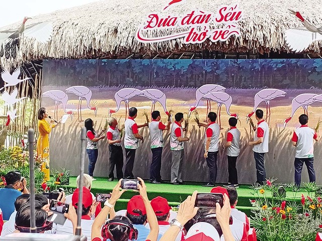 Bà Huỳnh Thị Hoài Thu, Giám đốc Sở Văn hóa - Thể thao và Du lịch Đồng Tháp phất cờ xuất phát Trekking hưởng ứng Đề án