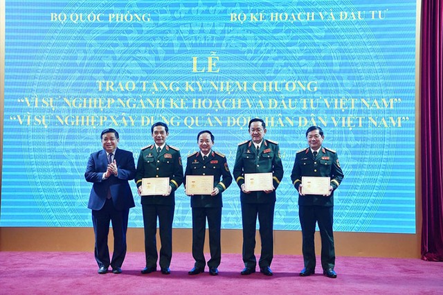 Bộ trưởng Nguyễn Chí Dũng trao tặng Kỷ niệm chương “Vì sự nghiệp ngành Kế hoạch và Đầu tư Việt Nam”. Ảnh: Trọng Hải