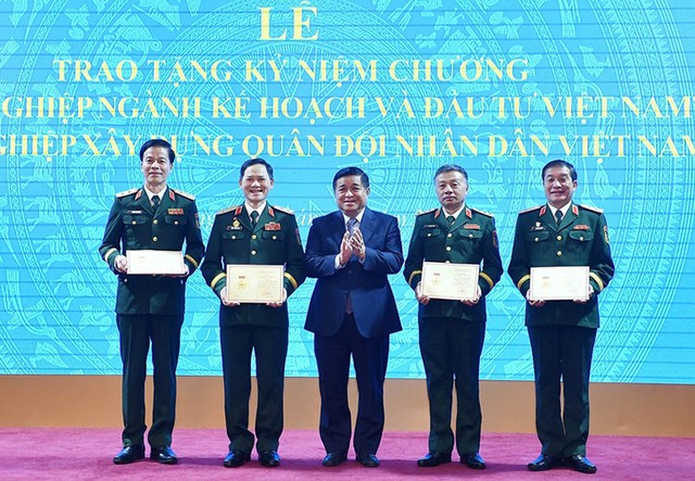 Bộ trưởng Nguyễn Chí Dũng trao tặng Kỷ niệm chương “Vì sự nghiệp ngành Kế hoạch và Đầu tư Việt Nam”. Ảnh: Trọng Hải