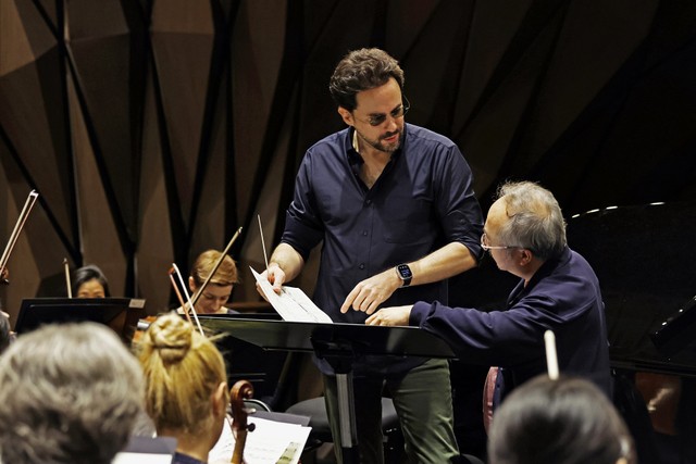 Nhạc trưởng Olivier Ochanine và nghệ sĩ Đặng Thái Sơn chuẩn bị cho đêm nhạc. Ảnh: Sun Group Nhạc trưởng Olivier Ochanine và nghệ sĩ Đặng Thái Sơn chuẩn bị cho đêm nhạc. Ảnh: Sun Group