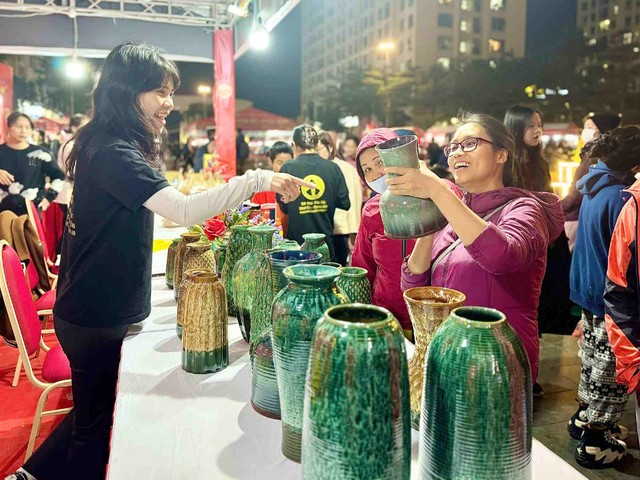 Chương trình thu hút đông đảo người dân tới mua sắm. Ảnh: Linh Nguyễn