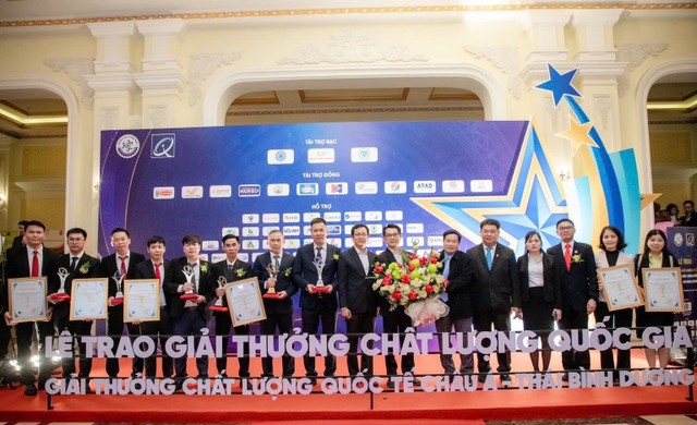 Sở Khoa học Công nghệ Hải Dương tặng hoa chúc mừng C.P. Việt Nam Sở Khoa học Công nghệ Hải Dương tặng hoa chúc mừng C.P. Việt Nam