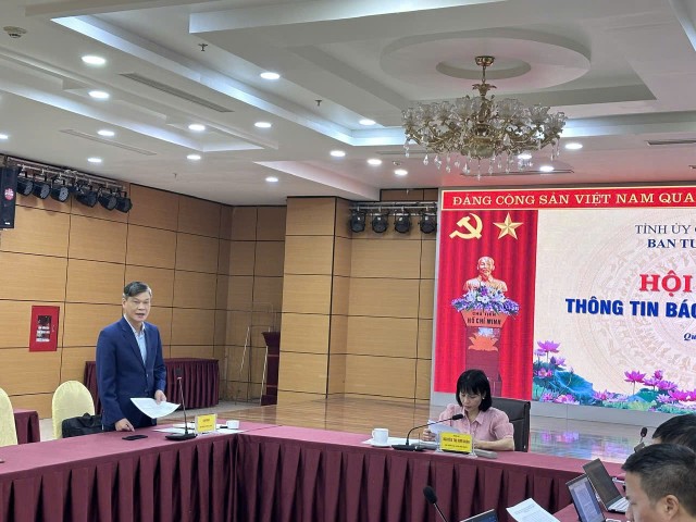 Ông Vũ Kiên Cường, Trưởng ban Ban Quản lý Vịnh Hạ Long đã cung cấp các thông tin chính thống về Vịnh Hạ Long cho đại diện các cơ quan báo chí trong chiều 24/12