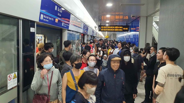 Chuyến tàu bị sự cố, hành khách phải xuống, để di chuyển lên mặt đường ở nhà ga Ba Son.