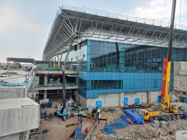 Phần thô của nhà ga đã hoàn thiện, hiện các nhà thầu đang lắp đặt nội thất và hoàn thiện trang trí bên ngoài