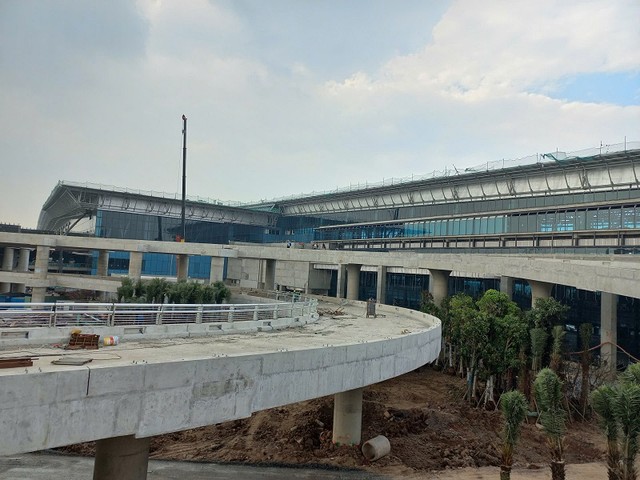 Hệ thống cầu cạn 2 tầng phía trước nhà ga đã hoàn thành phần thô và đang lắp lan can