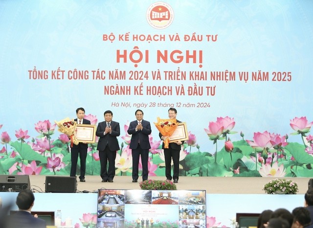 Thủ tướng Phạm Minh Chính trao Huân chương Lao động hạng Ba cho Thứ trưởng Bộ Kế hoạch và Đầu tư Trần Quốc Phương và Vụ trưởng Vụ Quản lý khu kinh tế Đinh Trọng Thắng. Ảnh: Đức Thanh