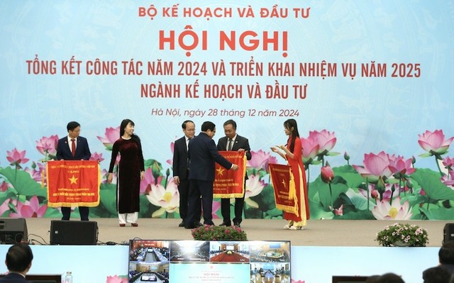 Thủ tướng trao Cờ Thi đua của Chính phủ cho các đơn vị thuộc Bộ. Trong ảnh: Thủ tướng trao Cờ Thi đua của Chính phủ cho ông Lê Trọng Minh, Tổng Biên tập Báo Đầu tư. Ảnh: Đức Thanh