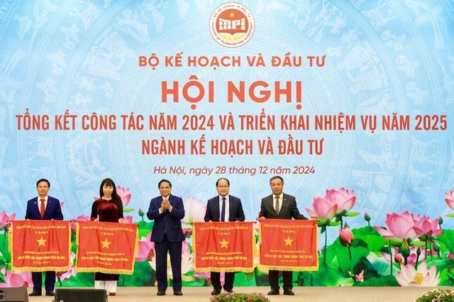 Thủ tướng Phạm Minh Chính chúc mừng các đơn vị nhận Cờ Thi đua của Chính phủ gồm: Vụ Quốc phòng - An ninh, Vụ Tổ chức cán bộ, Trung tâm Đổi mới sáng tạo Quốc gia, Báo Đầu tư. Ảnh: Đức Thanh