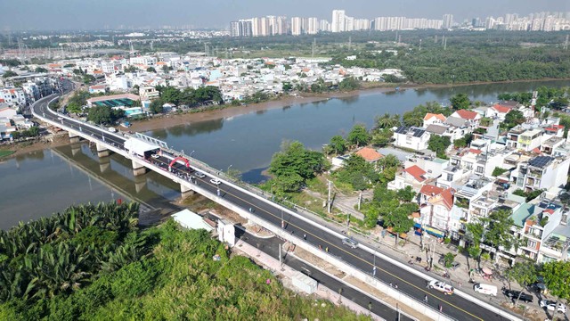 Cầu Phước Long được xây dựng mới bằng bê tông cốt thép và bê tông cốt thép dự ứng lực, chiều dài 359m, bề rộng 10,5m.