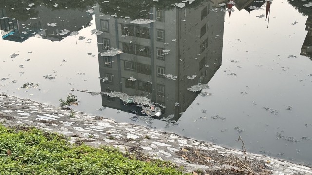 Mới đây, TP. Hà Nội đã đề xuất Thủ tướng cho xây dựng công trình khẩn cấp bổ cập nước từ sông Hồng vào Tô Lịch nhằm cải thiện môi trường. Ảnh: Thanh Vũ