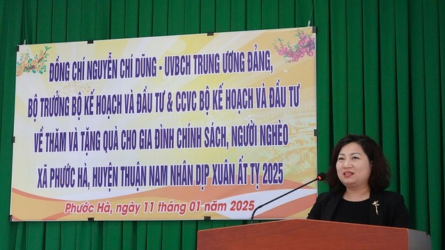 Bà Lê Thị Tường Thu, Ủy viên BCH Tổng Liên đoàn lao động Việt Nam, Chủ tịch Công đoàn Bộ Kế hoạch và Đầu tư chia sẻ với bà con xã Phước Hà, huyện Thuận Nam