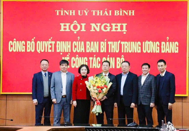 Lãnh đạo Ủy ban Kiểm tra Trung ương tặng hoa chúc mừng tân Phó bí thư Tỉnh ủy Thái Bình Nguyễn Mạnh Hùng.