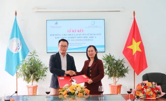 Ông Guo LiangMing, Giám đốc Công ty TNHH Gỗ Gainwell Việt Nam và đại diện SNP ký kết hợp đồng thuê đất tại KCN Nhơn Hội - Khu A. Ảnh: SNP.