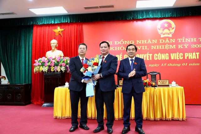 Thường trực Tỉnh ủy tặng hoa chúc mừng ông Nguyễn Mạnh Hùng, Phó bí thư Tỉnh ủy, Chủ tịch UBND tỉnh. Thường trực Tỉnh ủy tặng hoa chúc mừng ông Nguyễn Mạnh Hùng, Phó bí thư Tỉnh ủy, Chủ tịch UBND tỉnh.